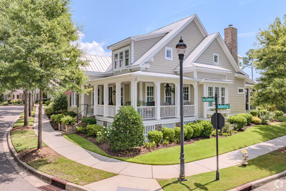 Craftsman style single family home in Autumn Hall